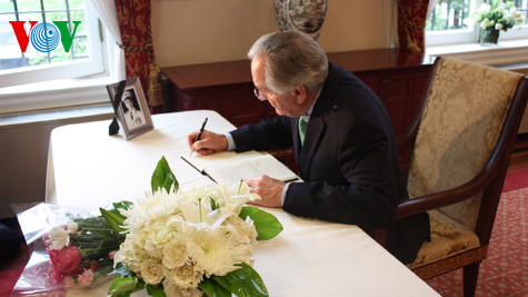 ชาวโลกและสถานทูตเวียดนามประจำต่างประเทศจัดพิธีไว้อาลัยพลเอกหวอเงวียนย้าป